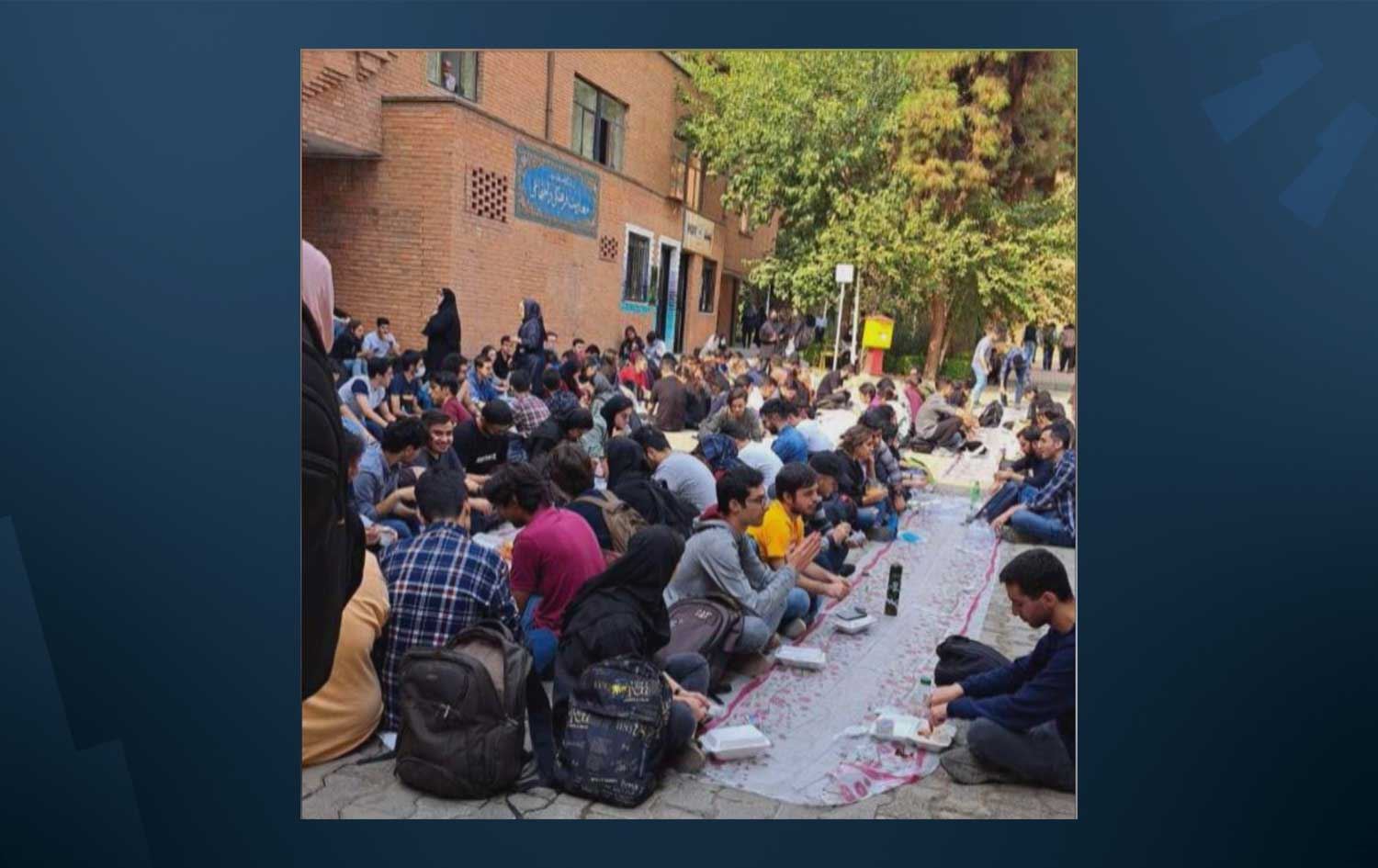 لە تاران و ئیسفەهان خوێندکارانی کچ و کوڕ پێکەوە نان دەخۆن