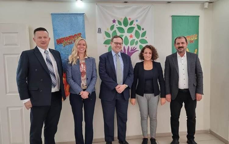 ABD'li bir heyet HDP'nin Diyarbakır İl Başkanlığı’nı ziyaret etti