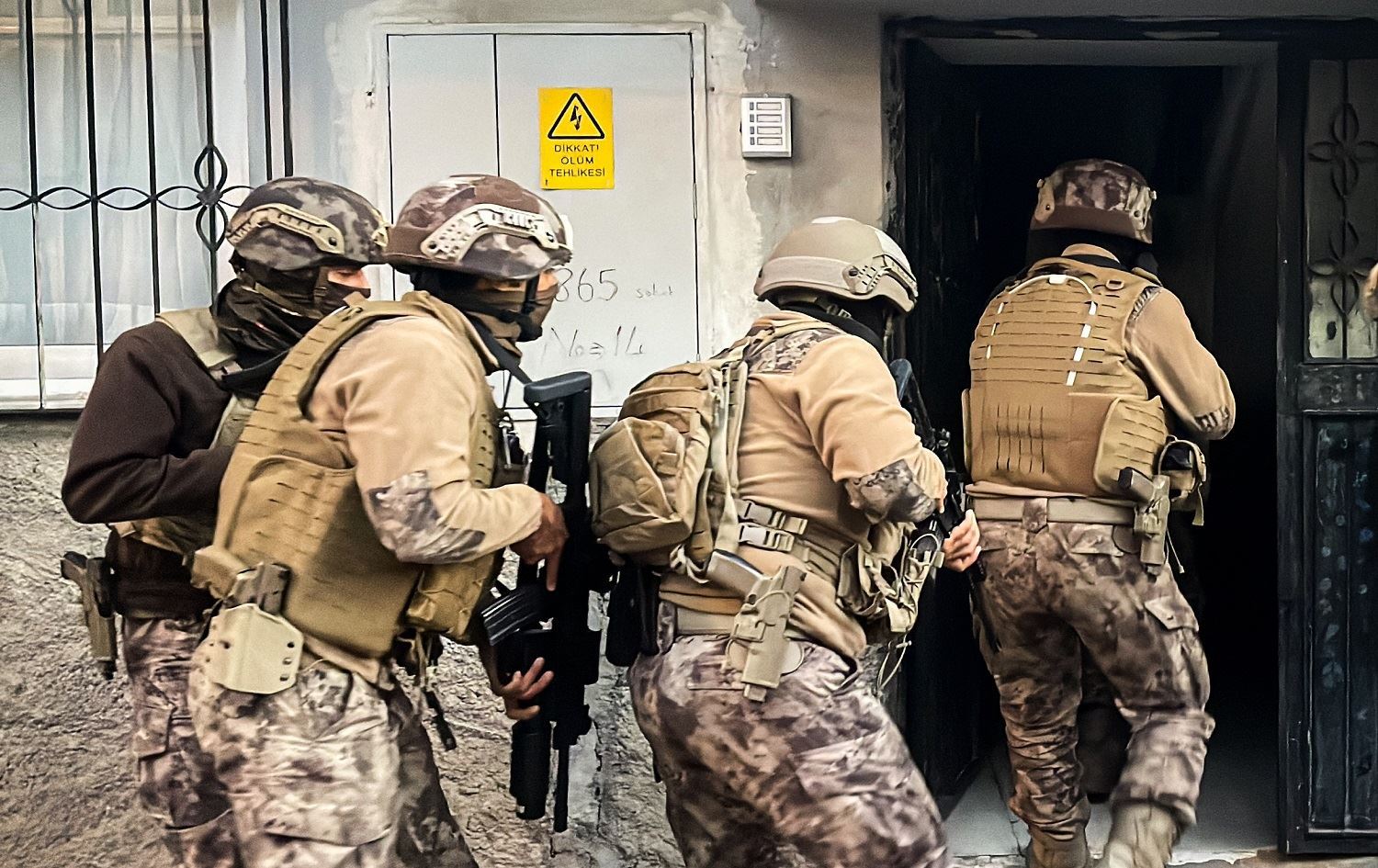 Mersin'de polisten bazı evlere eş zamanlı baskın: 13 gözaltı