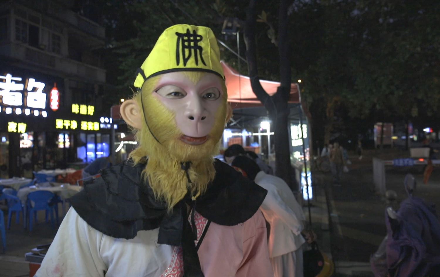 لە چین فرۆشیارێک لەسەر شێوەی مەیموون سەرنجی کڕیاران رادەکێشێت