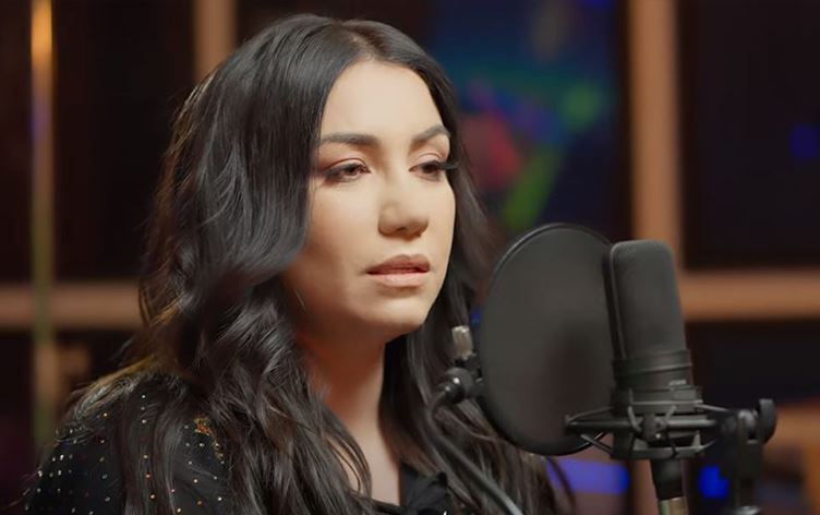 چۆپی بەرهەمێک پێشکێش بە ژینا ئەمینی دەکات