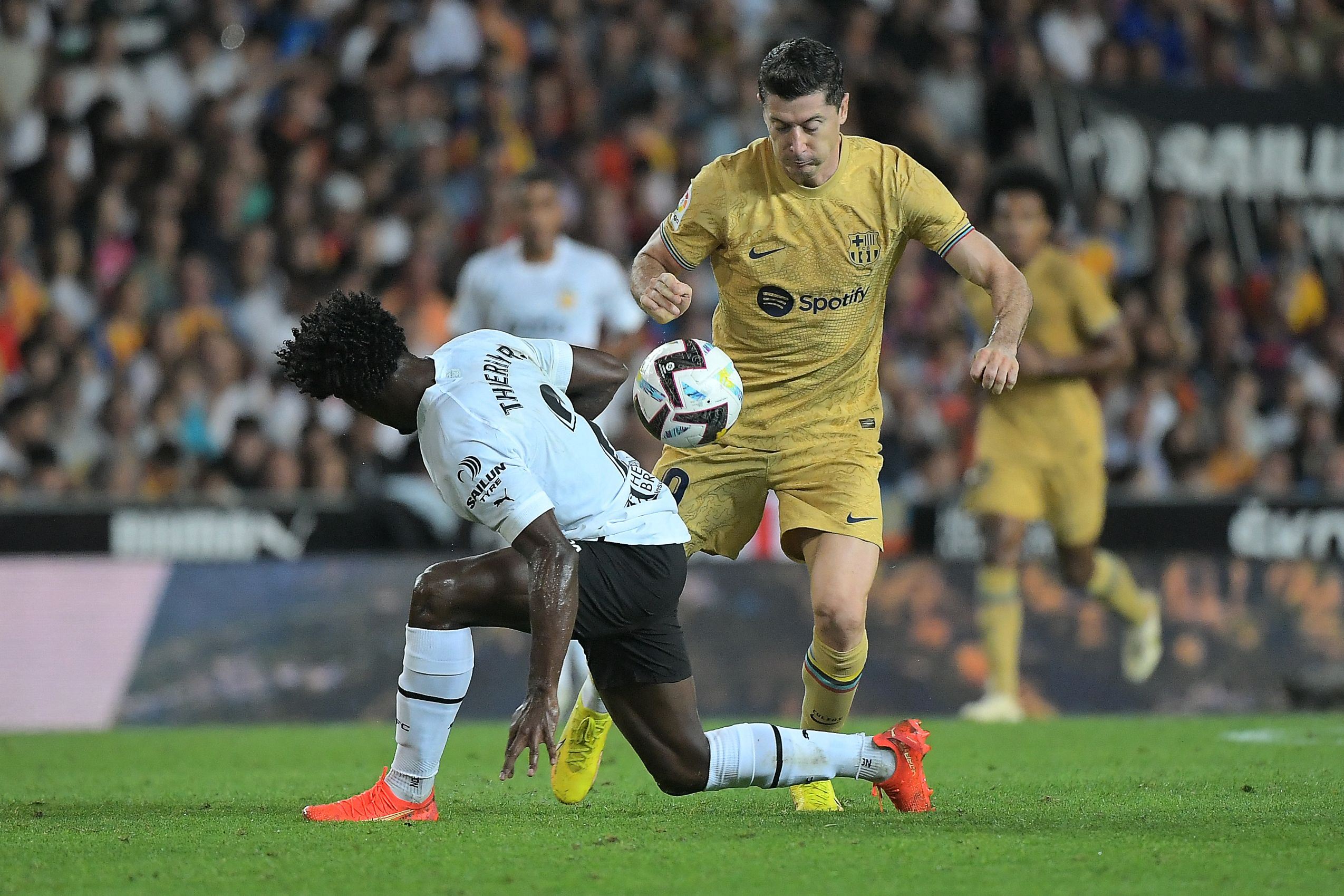 ڤیدیۆ؛ لیڤاندۆڤسکی بەشێوەیەکی کاتی بارسێلۆنای گەیاندە پێشەنگی لالیگا