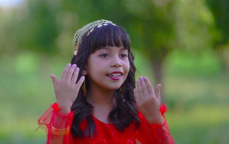 منداڵێکی هەشت ساڵانی سەقز گۆرانییەکی ناسر رەزازی دەڵێتەوە