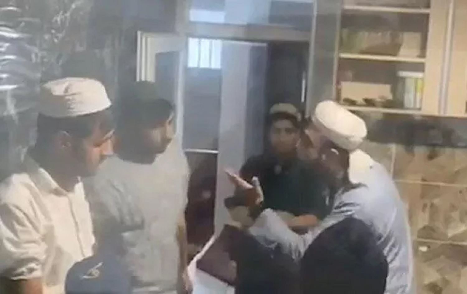 Li Rihayê melayek li xwendekarên kursa Quranê dide