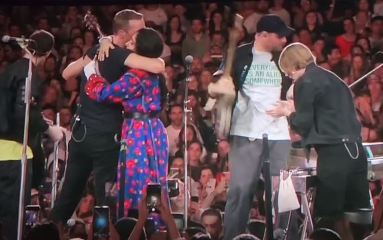 دەرکەوتنی گوڵشیفتە فەراهانی لەگەڵ گرووپی کۆڵدپلەی دەنگیداوەتەوە