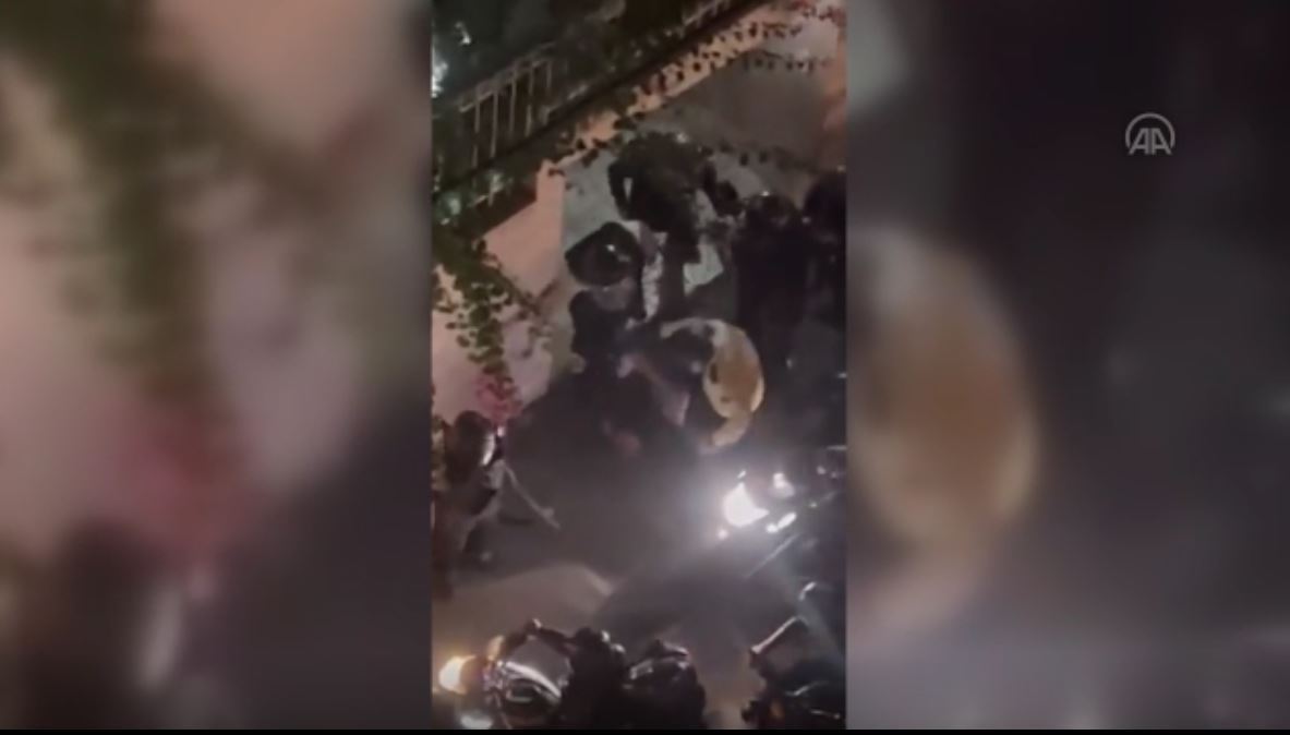 Polîsekî ji mesafeyeke nêzîk gule berda xwepêşanderekî