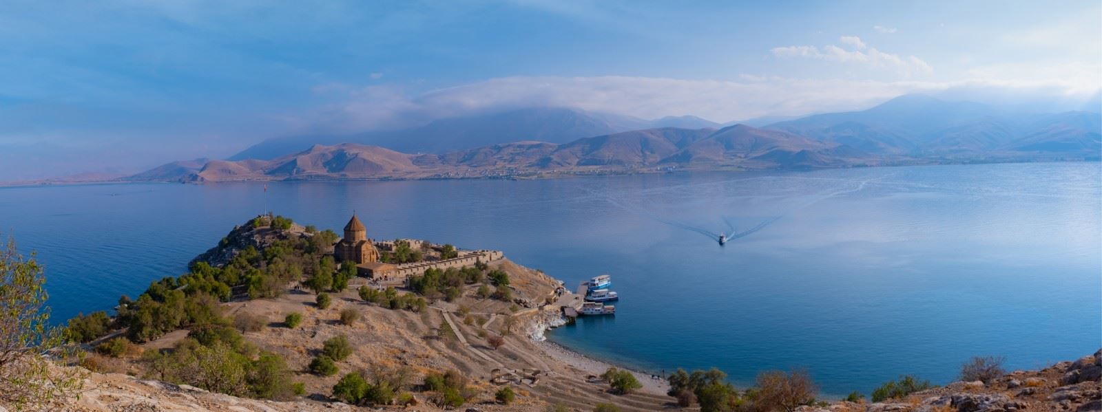 FOTO GALERİ- Van Gölü’nün incisi Ahtamar Adası’na yoğun turist ilgisi