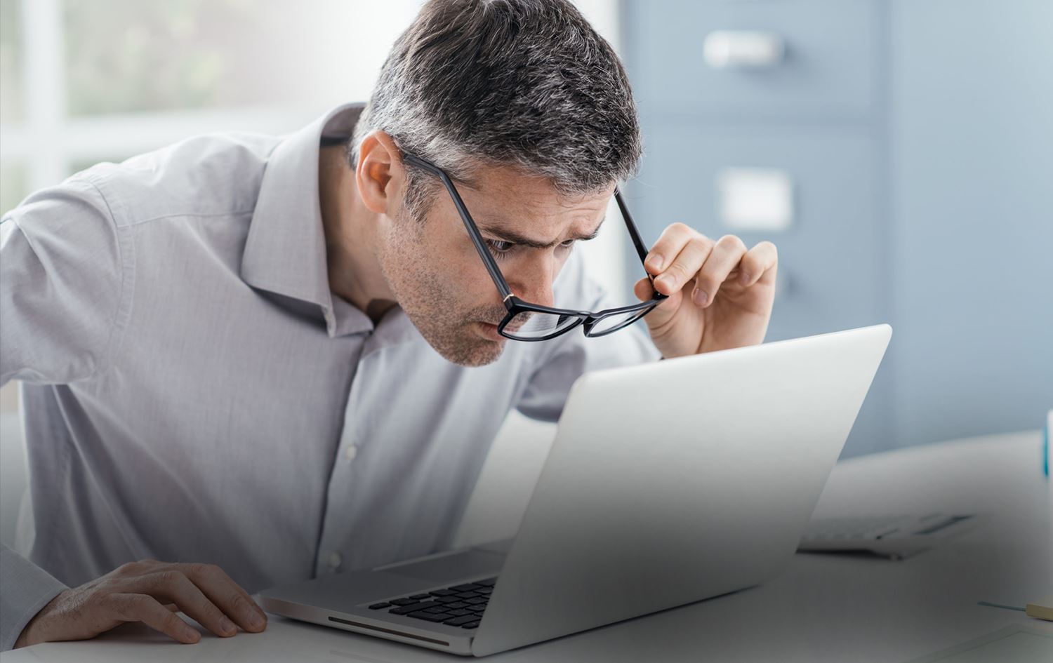 زانکۆی جیما: زۆر بەکارهێنانی کۆمپیوتەر تووشبوون بە کۆنیشانەی نەخۆشیی چاو بە کۆمپیوتەر زیاددەکات