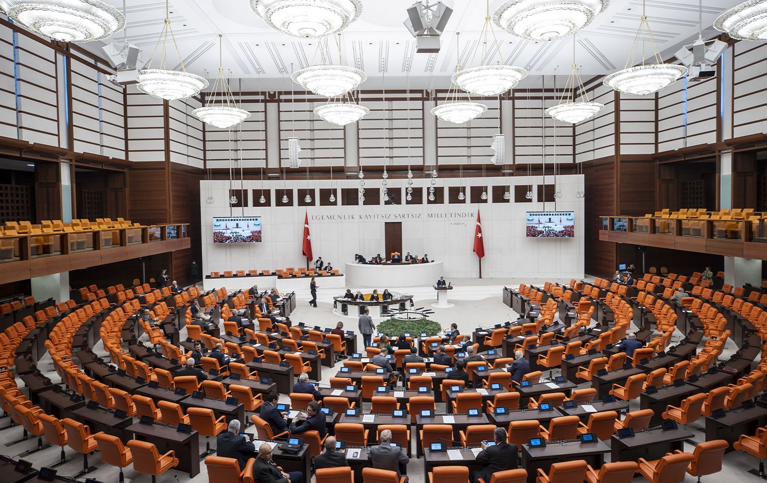 Pêşniyarnameya dayîna xwarina bê beramber li dibistanan bi dengên AKP û MHPê hat redkirin