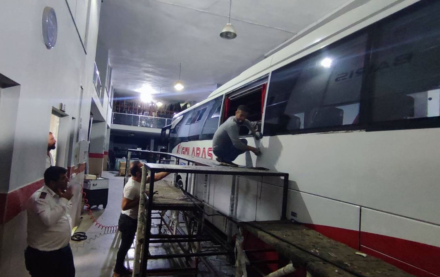 Li Antalyayê êrişî otobusên Dêrsim û Semsûrê kirin