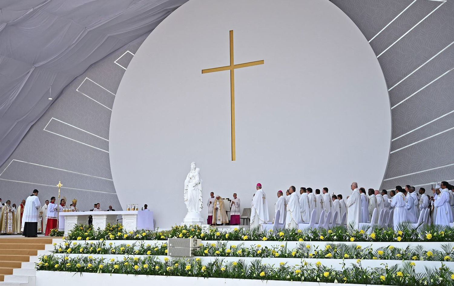 Papa Bahreyn’de ayin yönetti