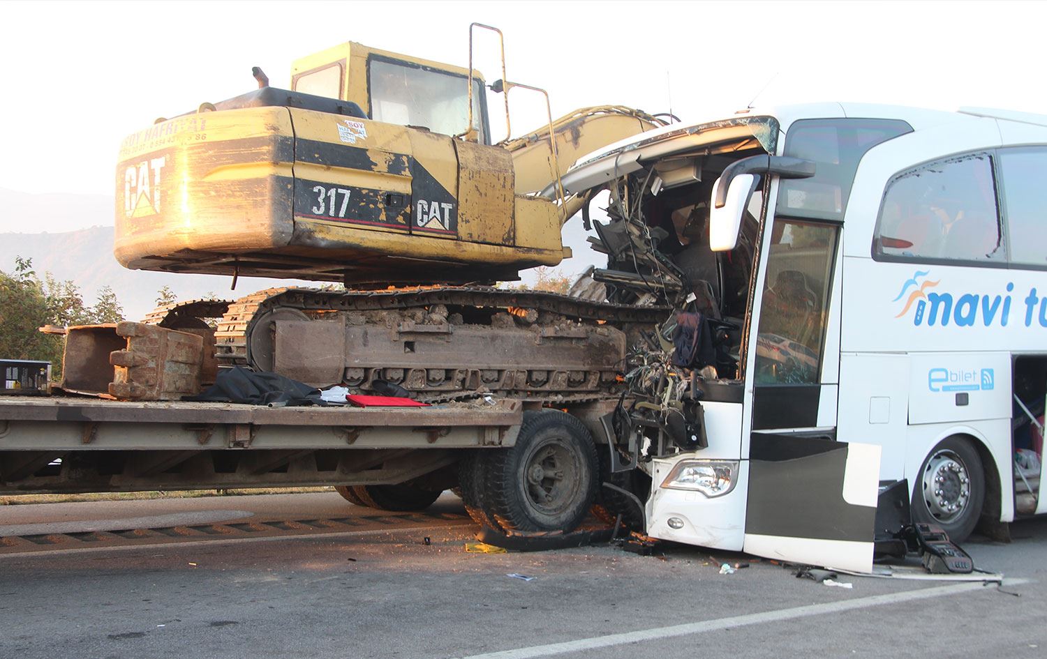 Yolcu otobüsü ile tır çarpıştı: 3 ölü, 8 yaralı