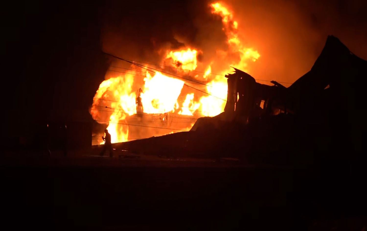 ئاگر لە ناوچەی پیشەسازی بەغدا کەوتووەتەوە؛ 12 کەس لەنێو باڵەخانەکەدان و رزگار نەکراون