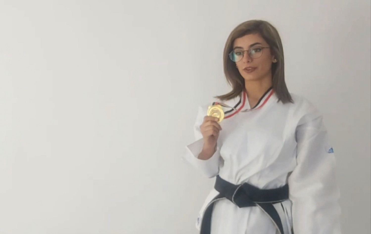 Werzîşvaneke karatê ya Rojavayê Kurdistanê medaliya zêrîn wergirt