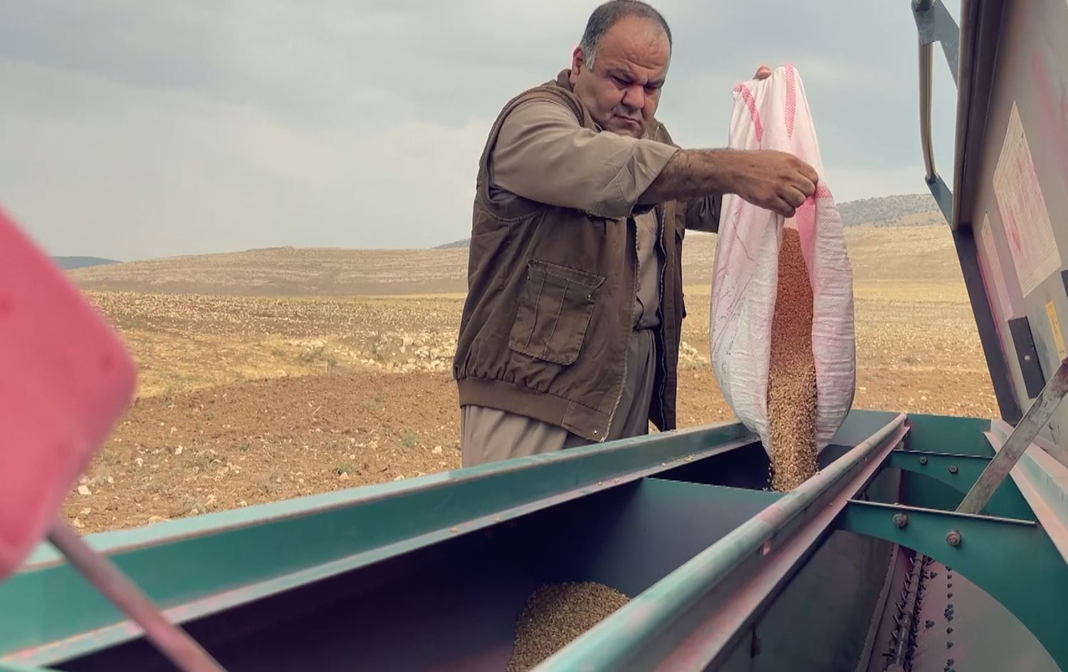 جووتیارانی هەریر و باتاس گلەییان لە گرانیی نرخی پێداویستییە سەرەکییەکانی چاندنی گەنم هەیە