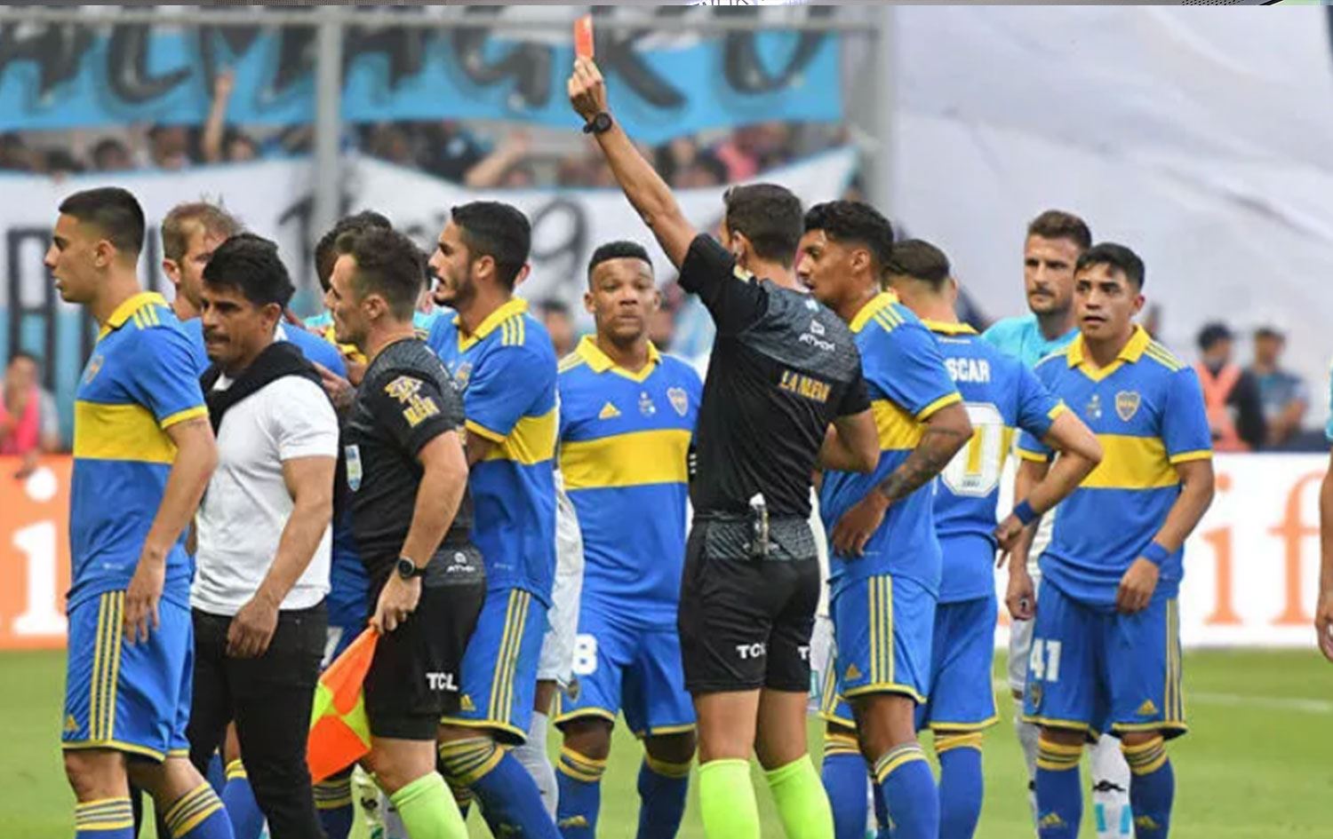 Hakem şampiyonluk maçında 11 kırmızı kart gösterdi