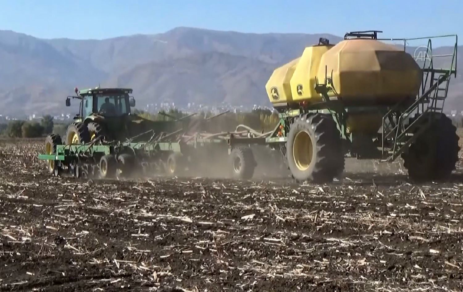 جووتیارانی مووشی باکووری کوردستان بەشێوازێکی پێشکەوتوو دەستیان بە چاندنی گەنم کردووە