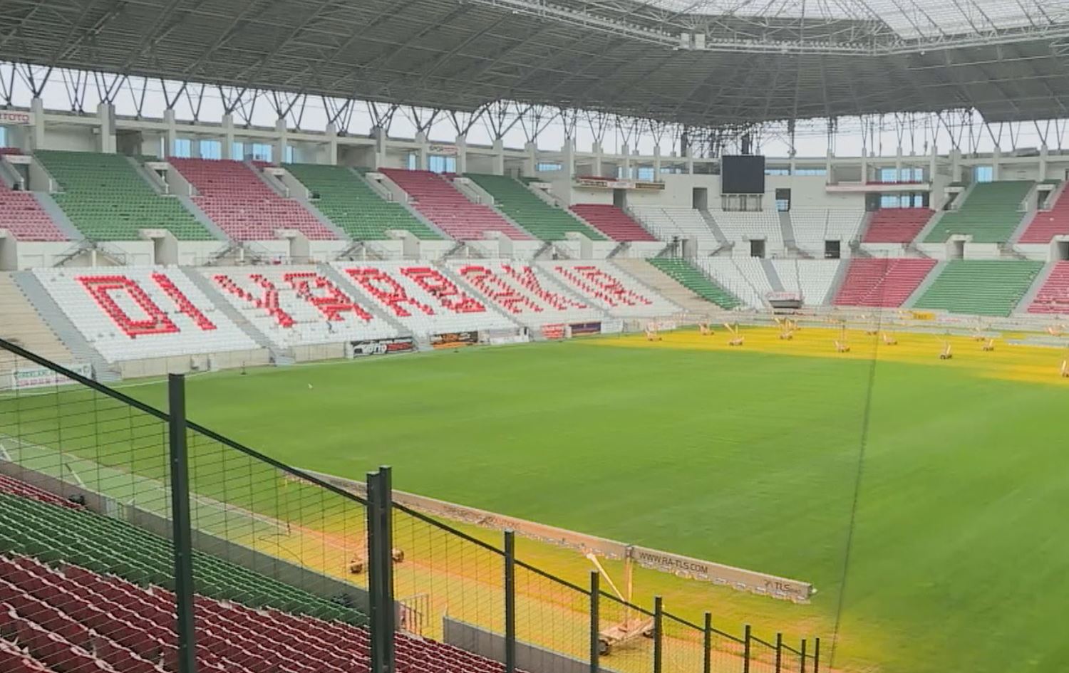 Ji bo pêşbirka Tirkiye û Scotlandê li stadyûma Amedê karker bê navber dixebitin