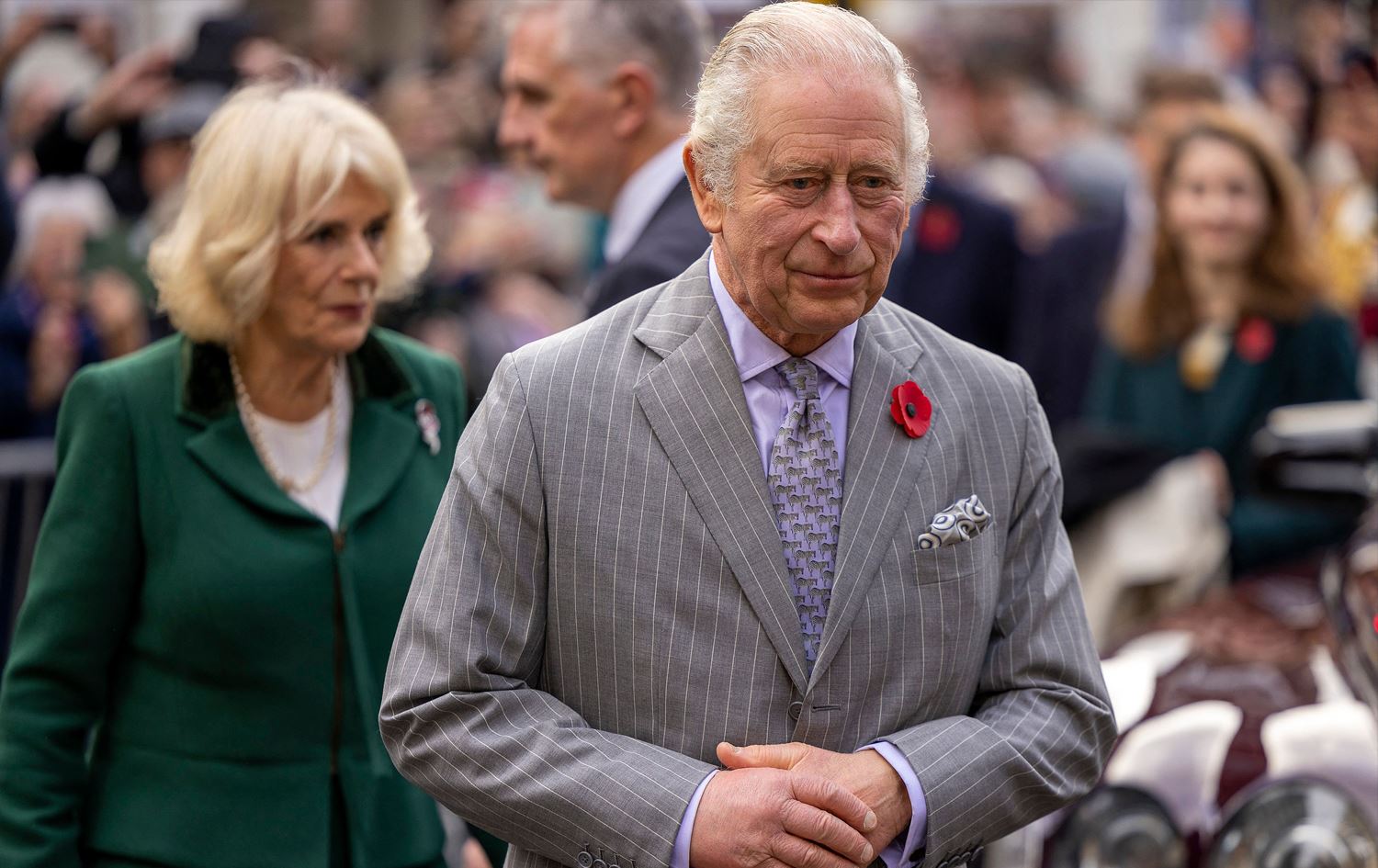 گەنجێک شا چارڵس و هاوژینەکەی هێلکە باران دەکات