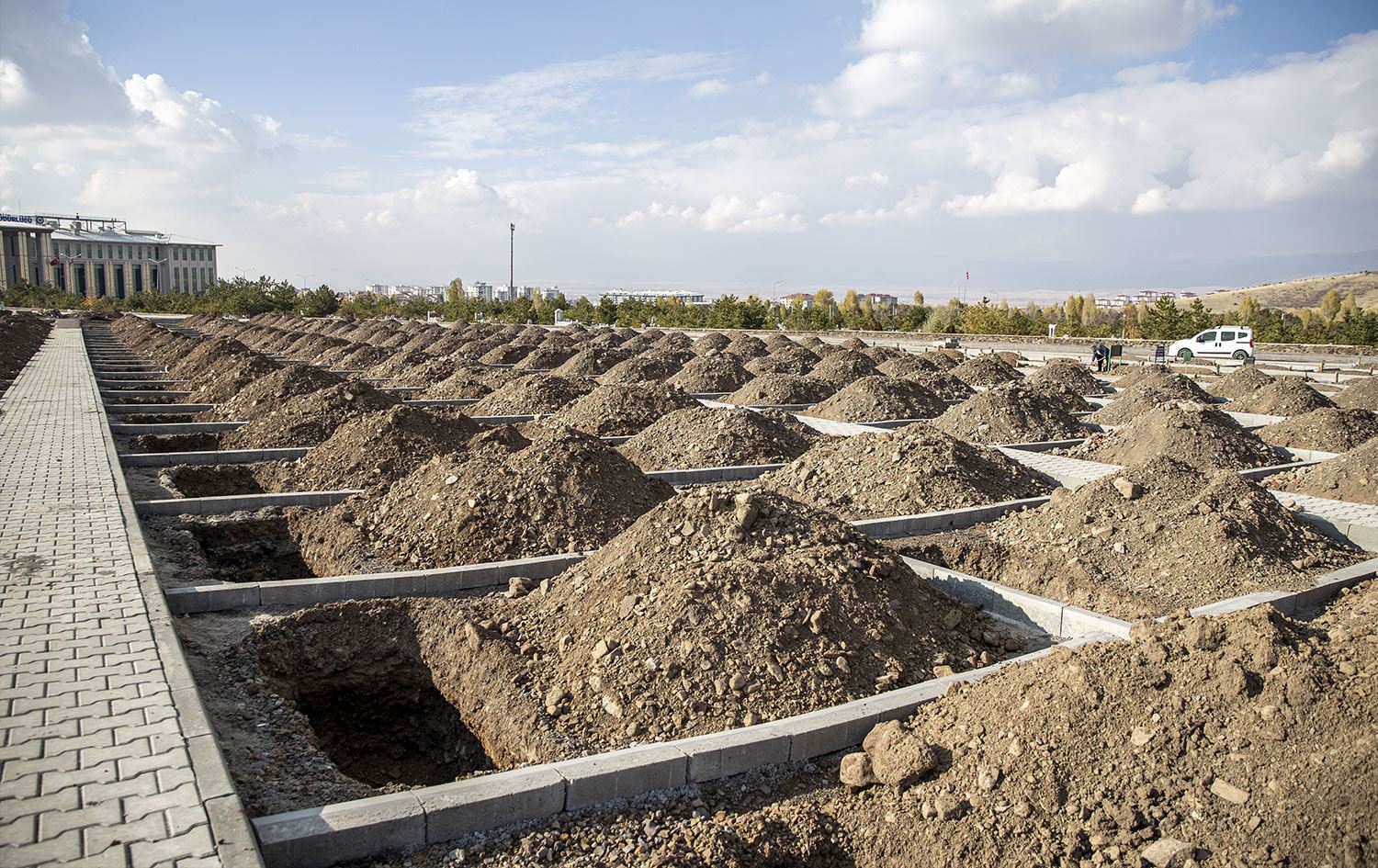 ERZURUM- Yüzlerce mezar yeri kazıldı