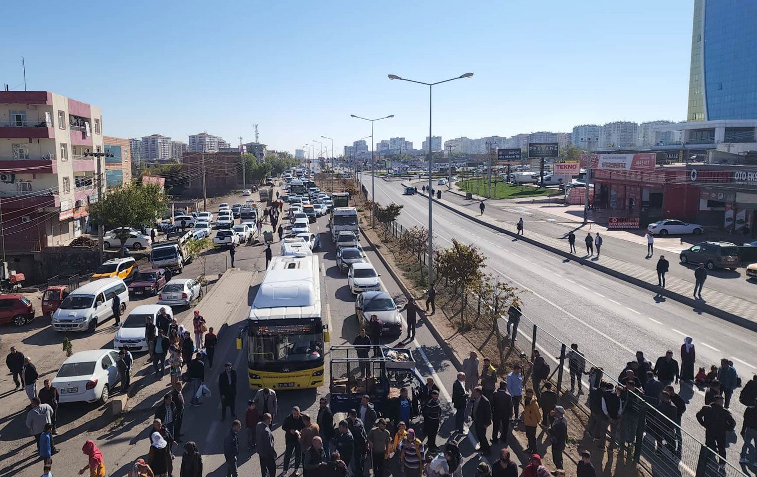 Elektrik sayaçları direklere alınmak istenen köylülerden eylem
