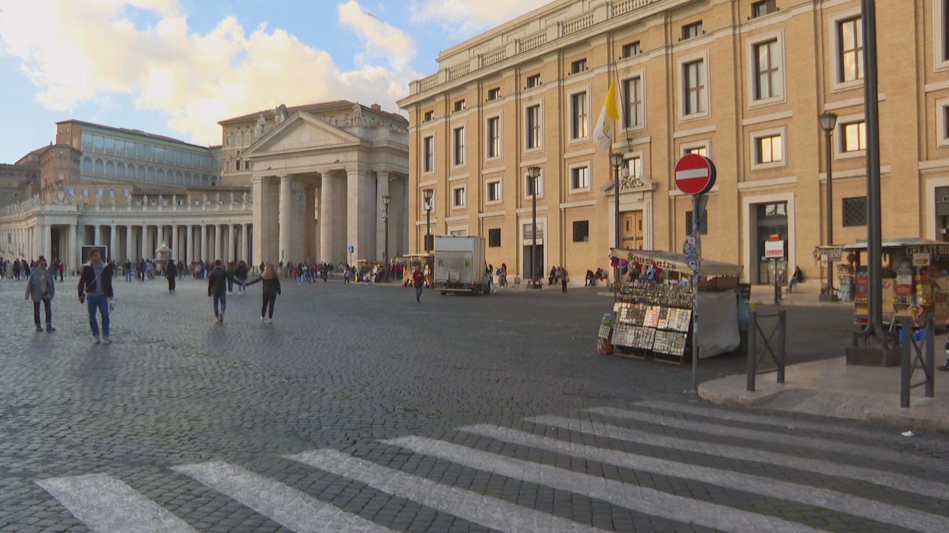 Pope Francis vows to help Yazidis during meeting with leader