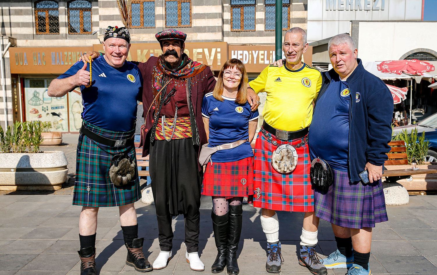 Scotlandî bi cil û bergên xwe yên netewî li Amedê geriyan