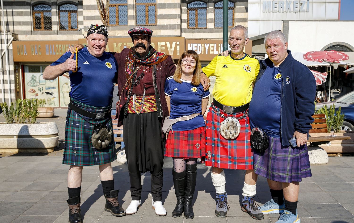 Alîgirên Scotlandê bi cil û bergên xwe yên taybet li Amedê geriyan