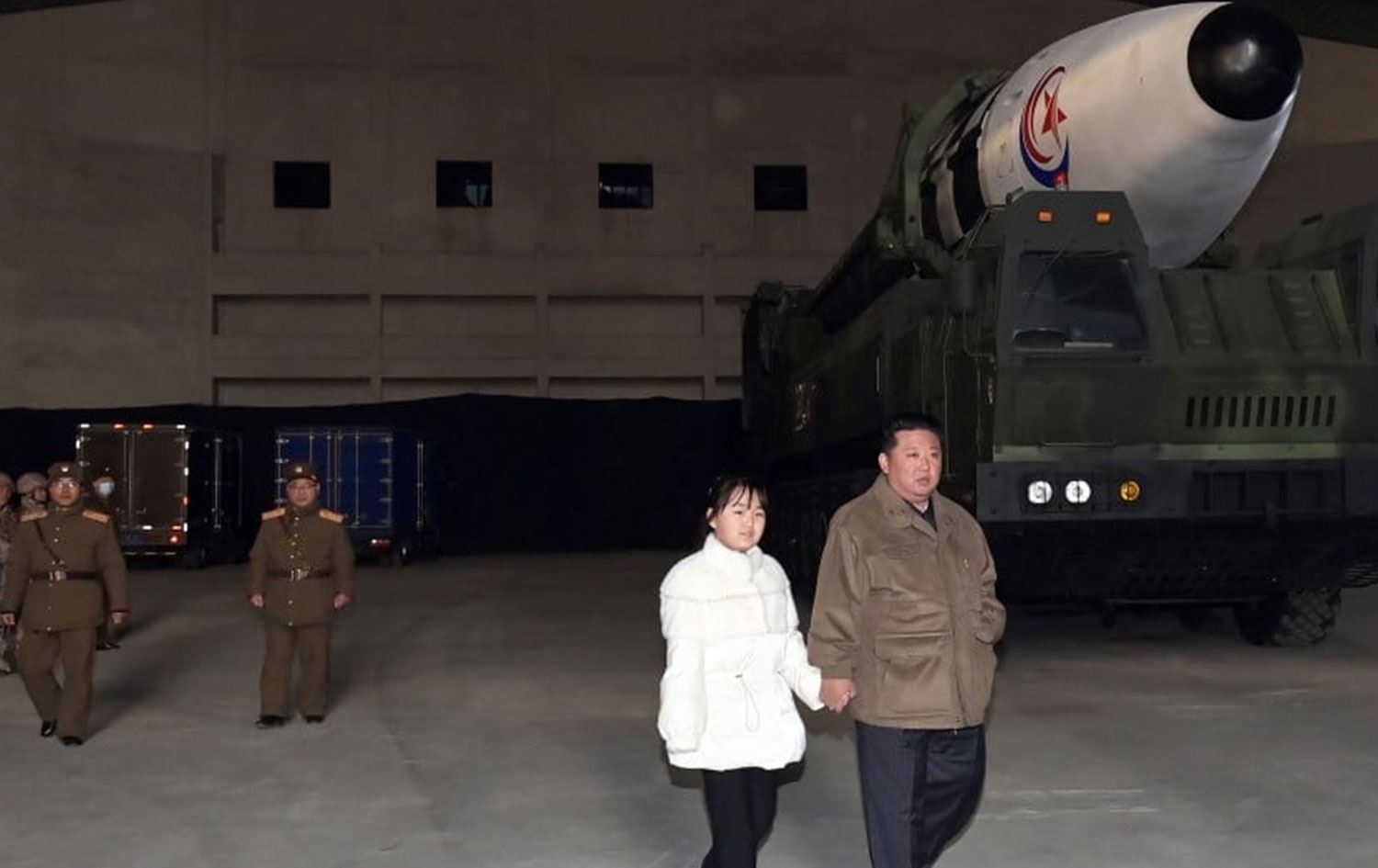 Kim Jong-un, kıtalararası füze denemesinde kızıyla görüntü verdi