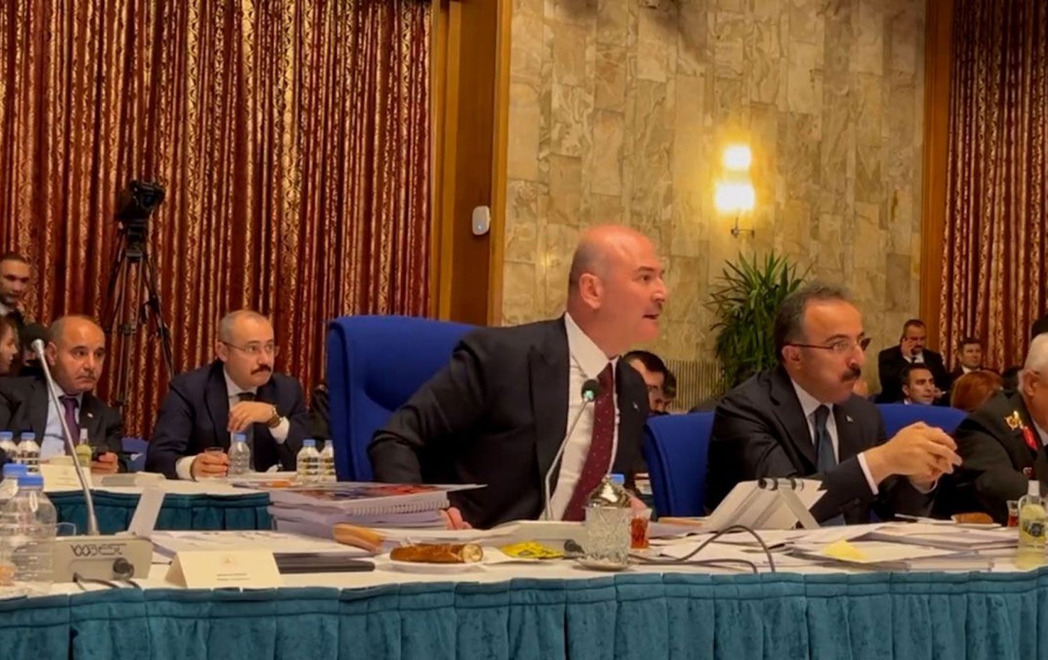 Soylu’dan HDP’li vekile: Terörist bozuntusu, terbiyesiz