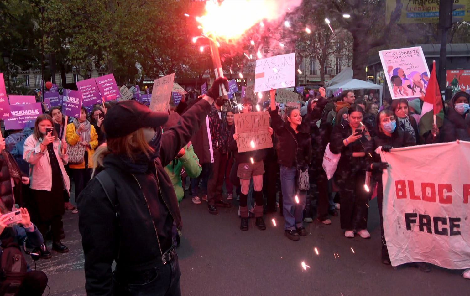 Li Parîsê bo parastina mafên jinan xwepêşandan hat kirin