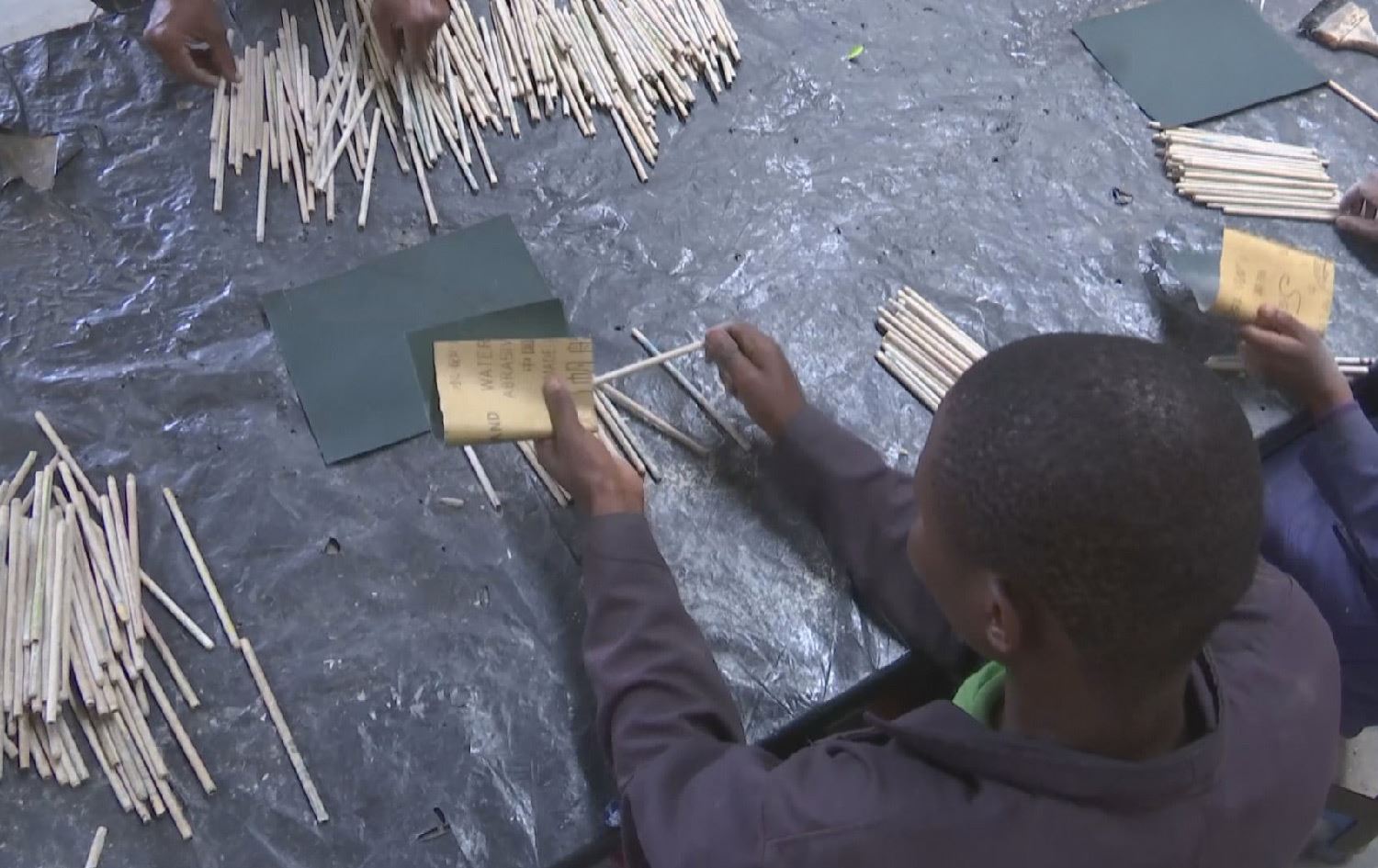 لە کینیا کاخەزی کۆن بۆ دروستکردنی پێنووس بەکاردەهێندرێت