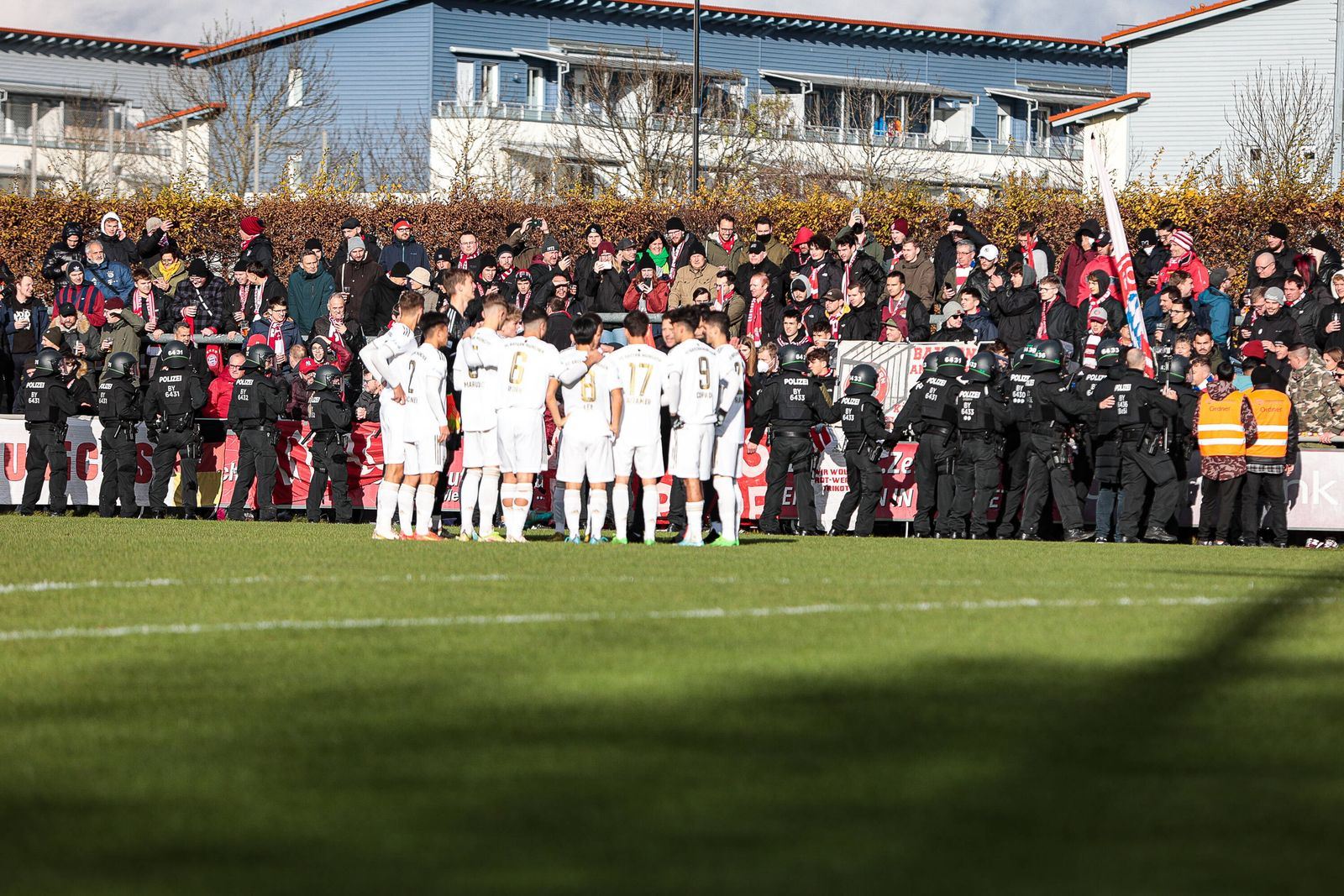 Polîsên Alman ji ber Ala Kurdistanê êrişî alîgirên FC Bayern Munchenê kirin