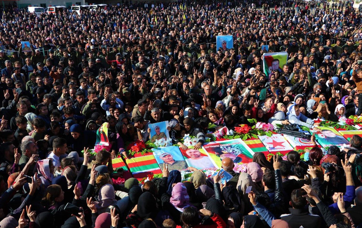 Derik’te hayatını kaybeden 11 kişi toprağa verildi