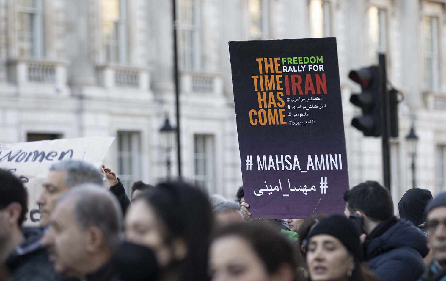 İRAN - 40 yabancı tutuklandı, restoran ve gazete kapatıldı