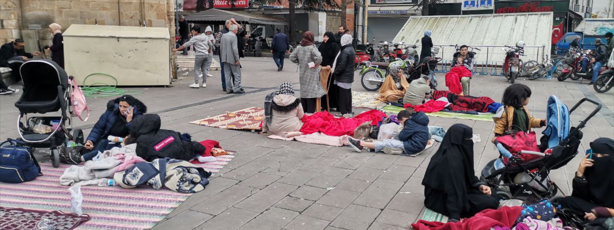 FOTO – Düzce’deki depremde evleri hasar gören mülteciler Belediye önünde toplandı