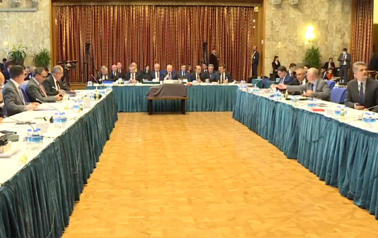 Budceya leşkerî ya Tirkiyê hate zêdekirin; di dema rûniştinê de nîqaş derketin