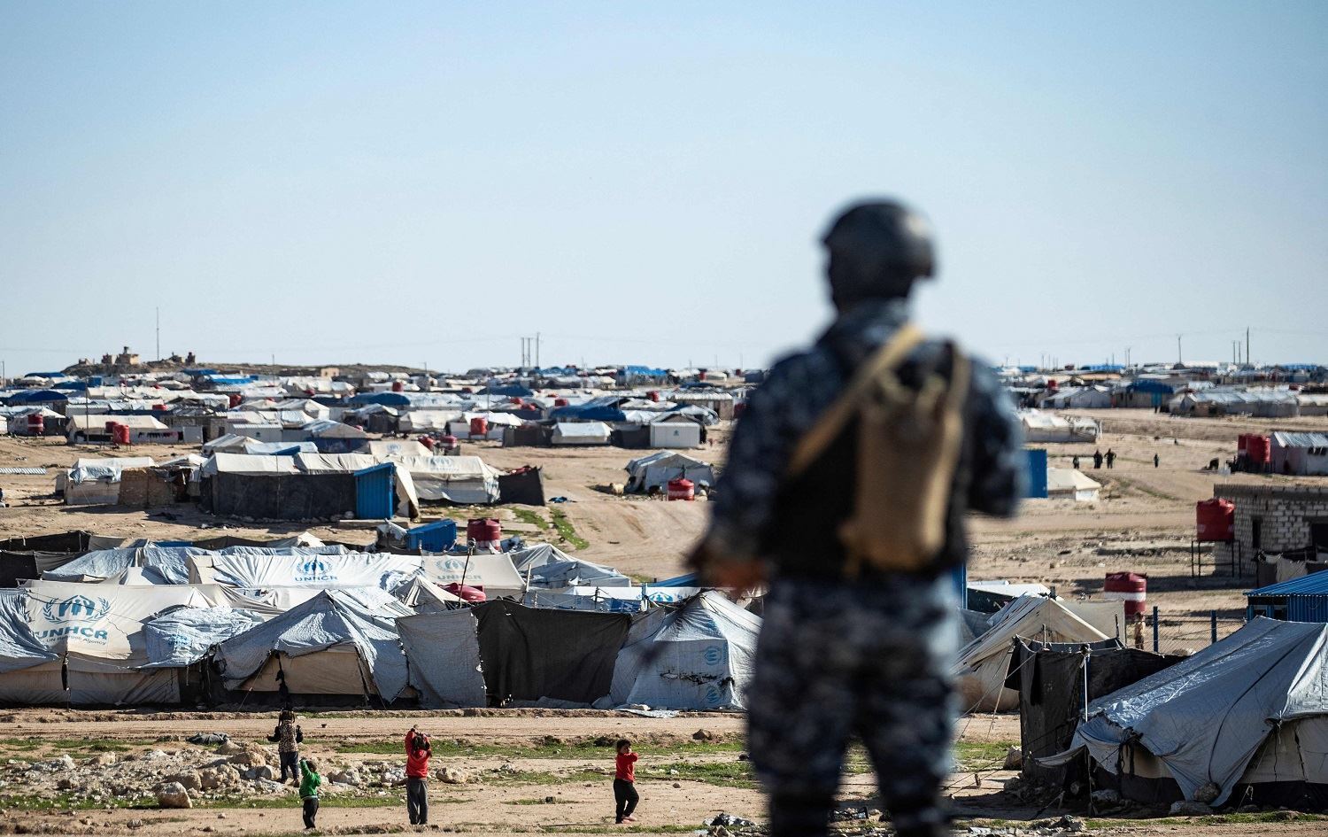 Heft rêxistinên mirovî karê xwe li Kampa Holê rawestandin