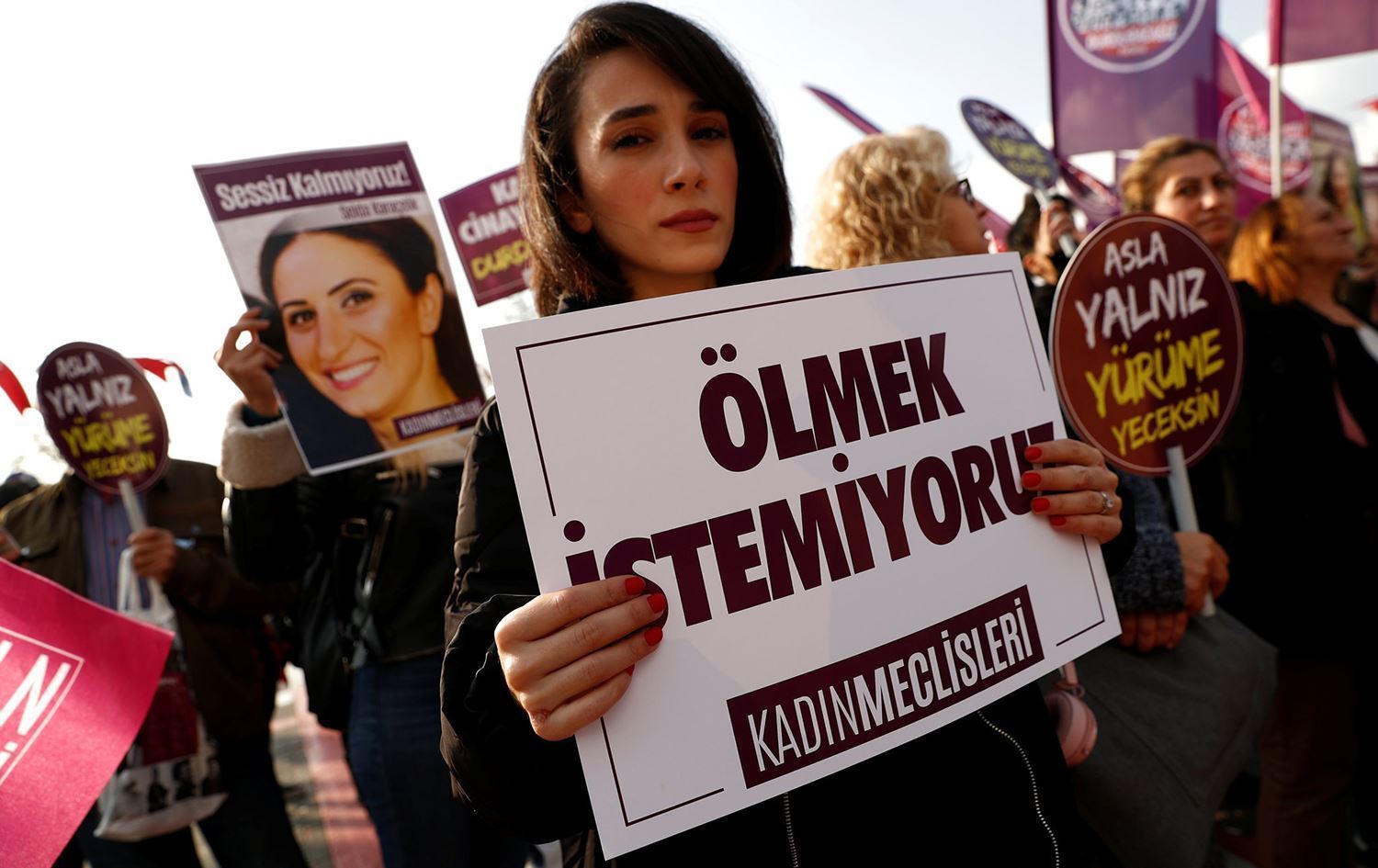 لە ئیستەنبووڵ چالاکییەکانی 'رۆژی بەرەنگاربوونەوەی تووندوتیژی دژی ژنان' قەدەخە کران