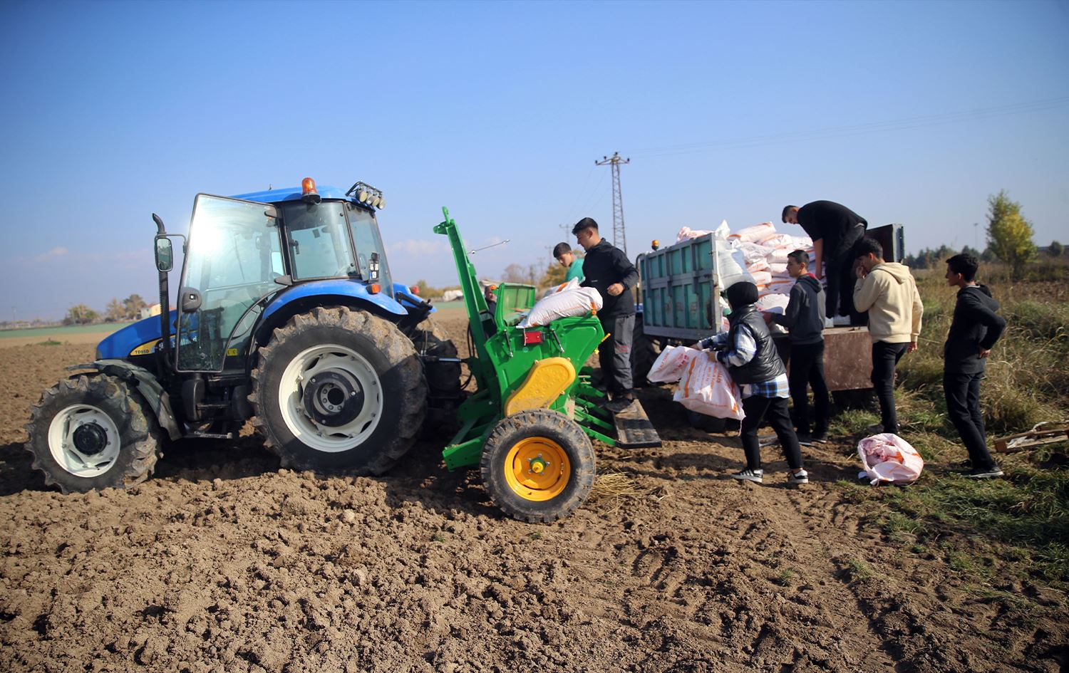Li Meletiyê xwendekarên dibistanekê li ser 400 donim erd genim û ceh diçînin