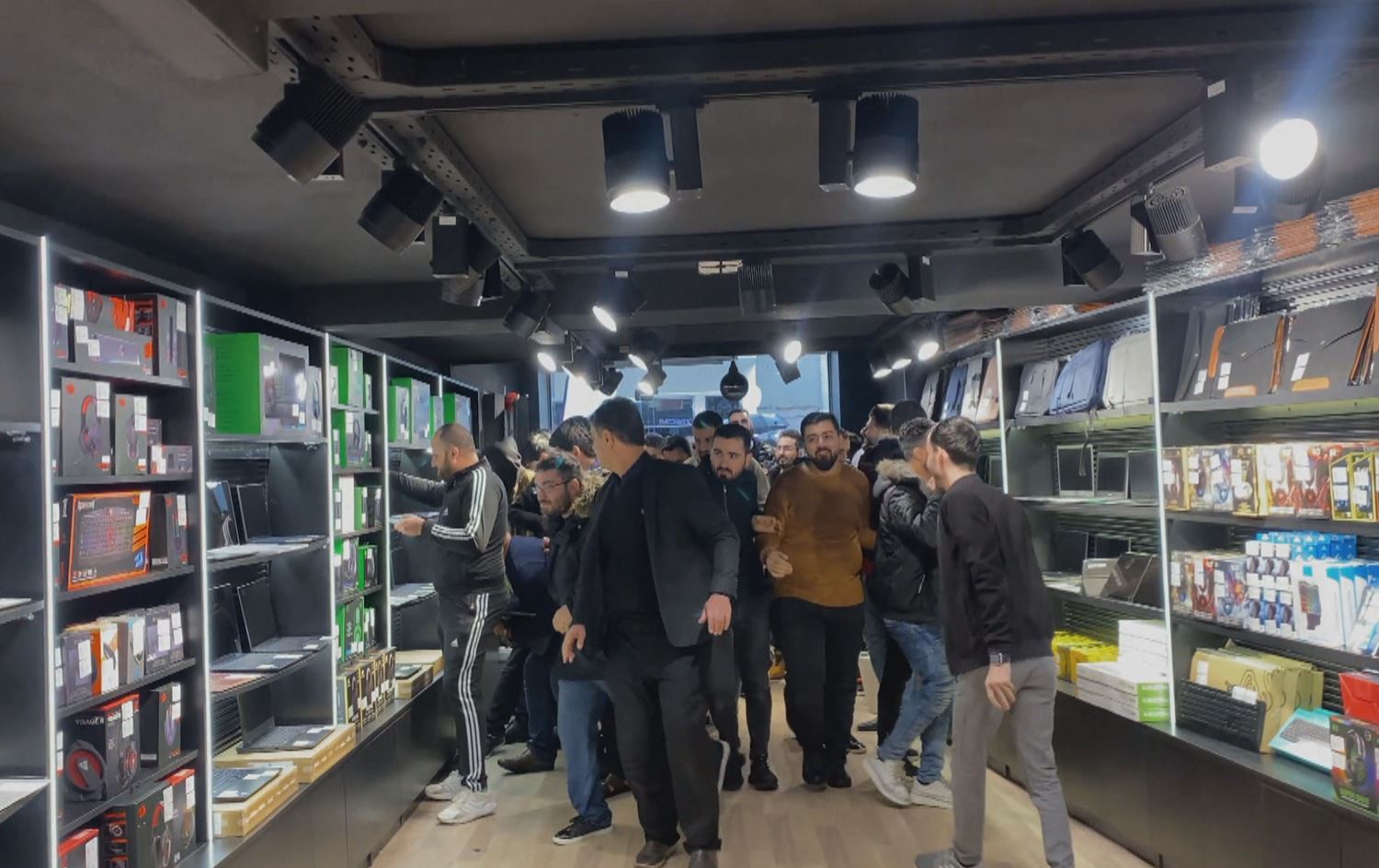 Li Hewlêrê xelkê di Black Friday de berê xwe dan bazaran