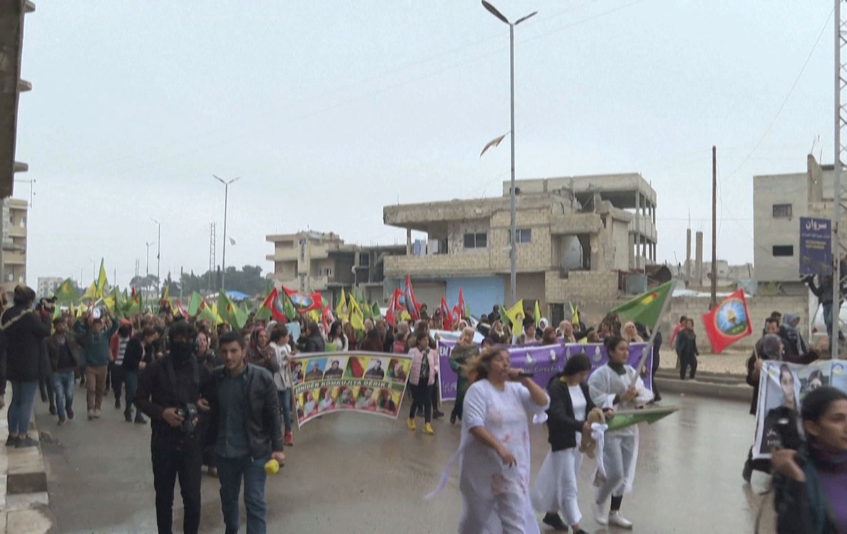 دانیشتووانی کۆبانێ دژی هێرشەکانی تورکیا خۆپێشاندان دەکەن