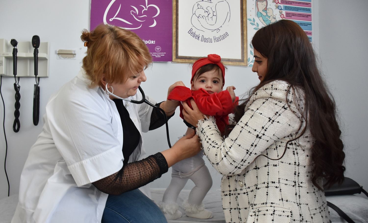 Pizîşkeke Ukranî li Colemêrgê zarokan derman dike