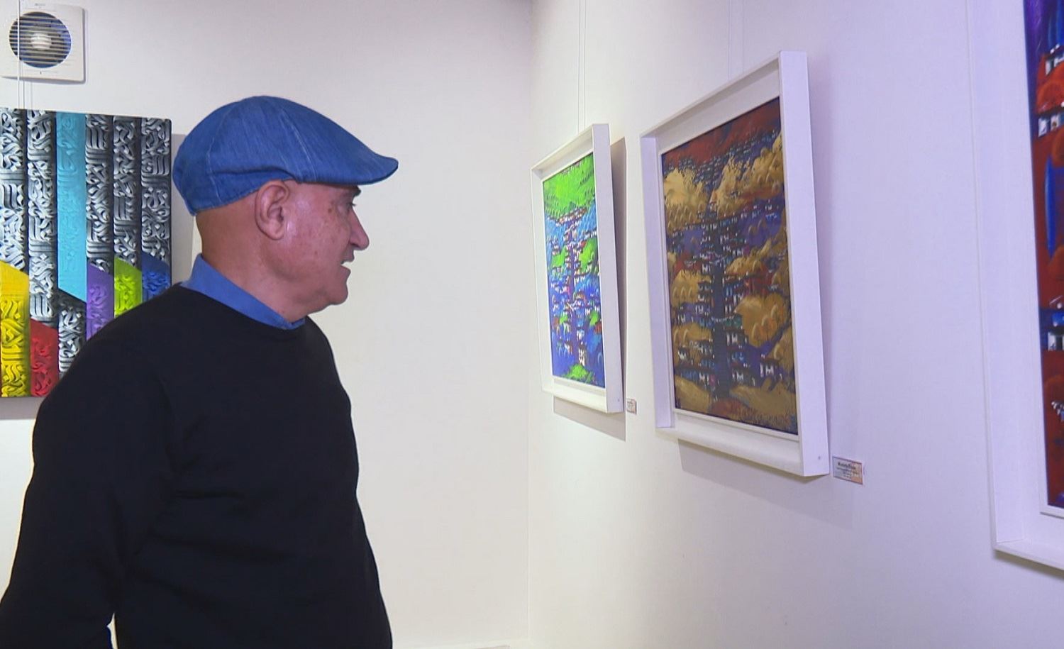 Li Stenbolê di pêşangehekê de tabloyên hunermendên Kurd cih digrin