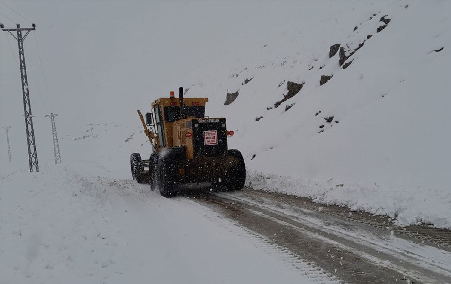 Hakkari ve ilçelerinde kar esareti başladı: 155 köyün yolu kapandı