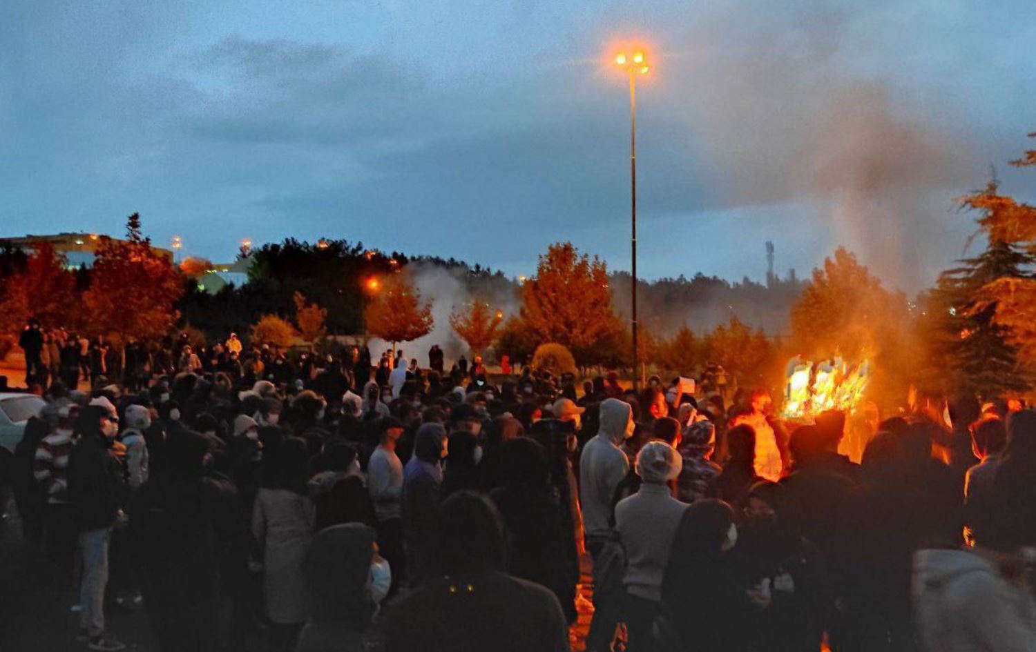 نوێنەری مهاباد لە پەرلەمانی ئێران بۆ حکومەت: بە ئەمنیکردنی شارەکانی کوردستان بوەستێنن