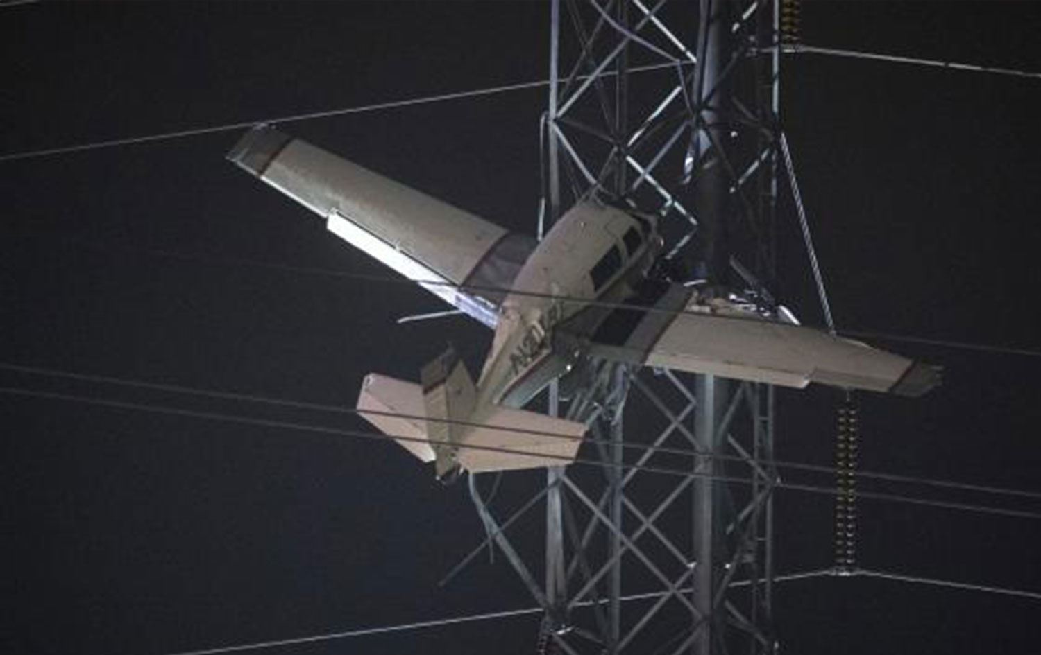 ABD'de yüksek gerilim hattına çarpan uçak 30 metre yüksekte asılı kaldı