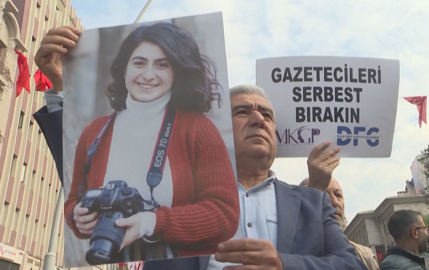 Piştî yasaya sansurê 11 rojnamevanên Kurd hatin desteserkirin