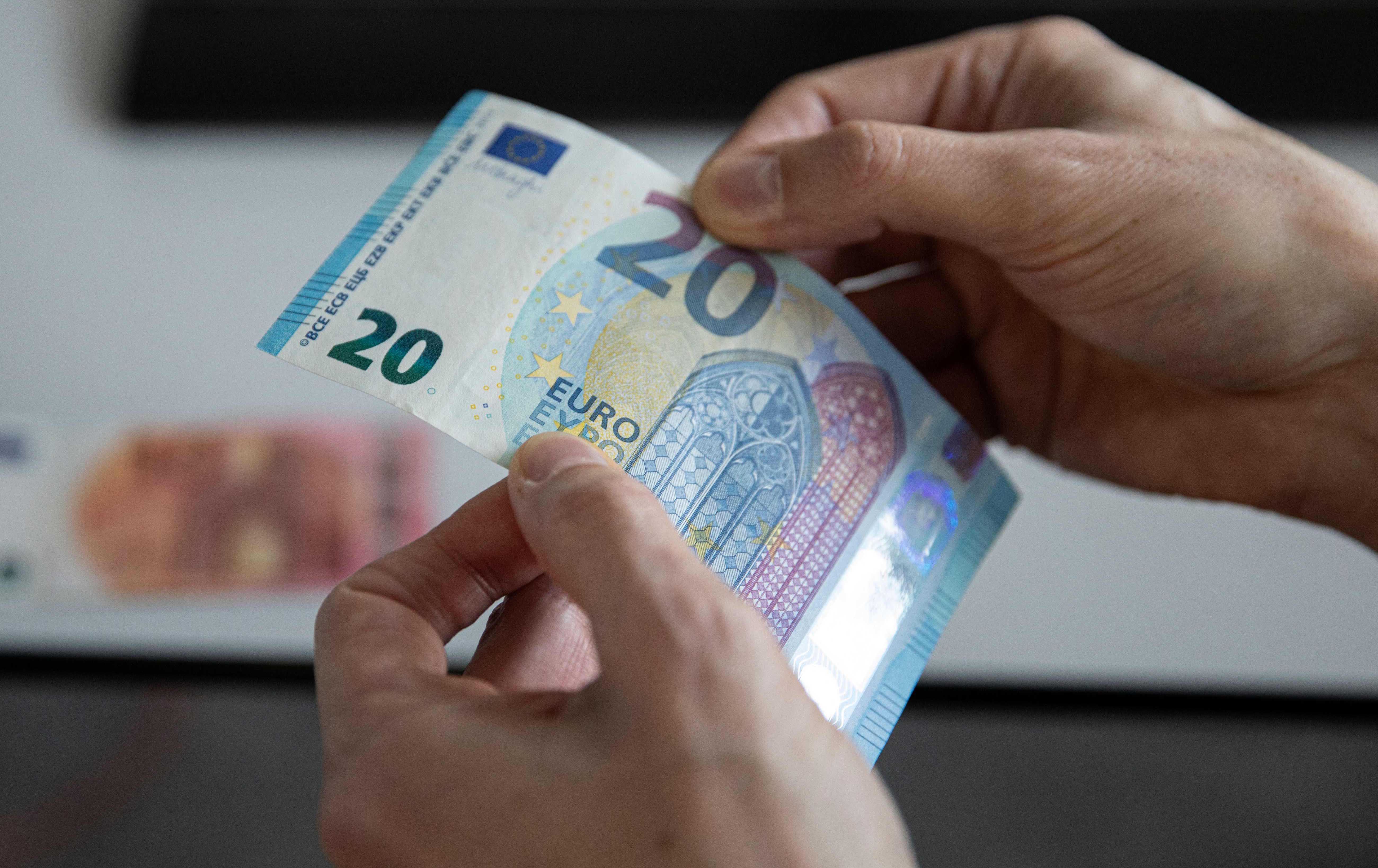 دوای 17 مانگ هەڵاوسان لە ناوچەی یۆرۆ دابەزی