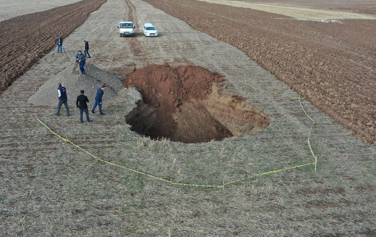 Sêwas: Di nav zeviyekê de çaleke 20 metreyî çêbûye
